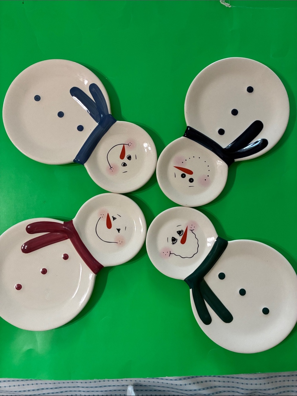Ltd. Commodities - SNOWMAN TREAT PLATES (4)